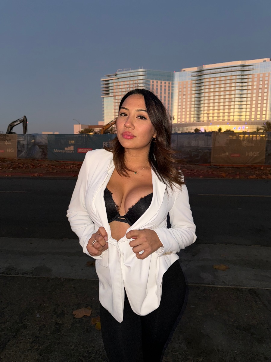 Take a pause and enjoy Ali Cruz — streaming from Zhongshan