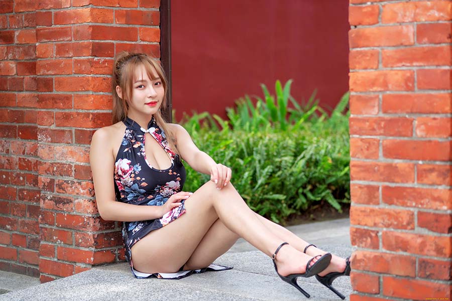 Girls in short dresses in Zhongshan