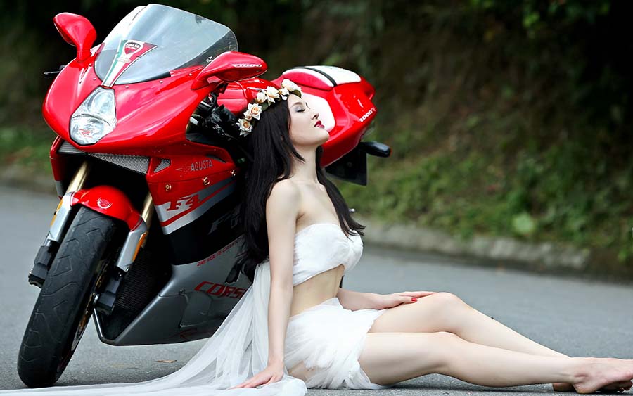 Beautiful girls and motorcycles in Zhongshan