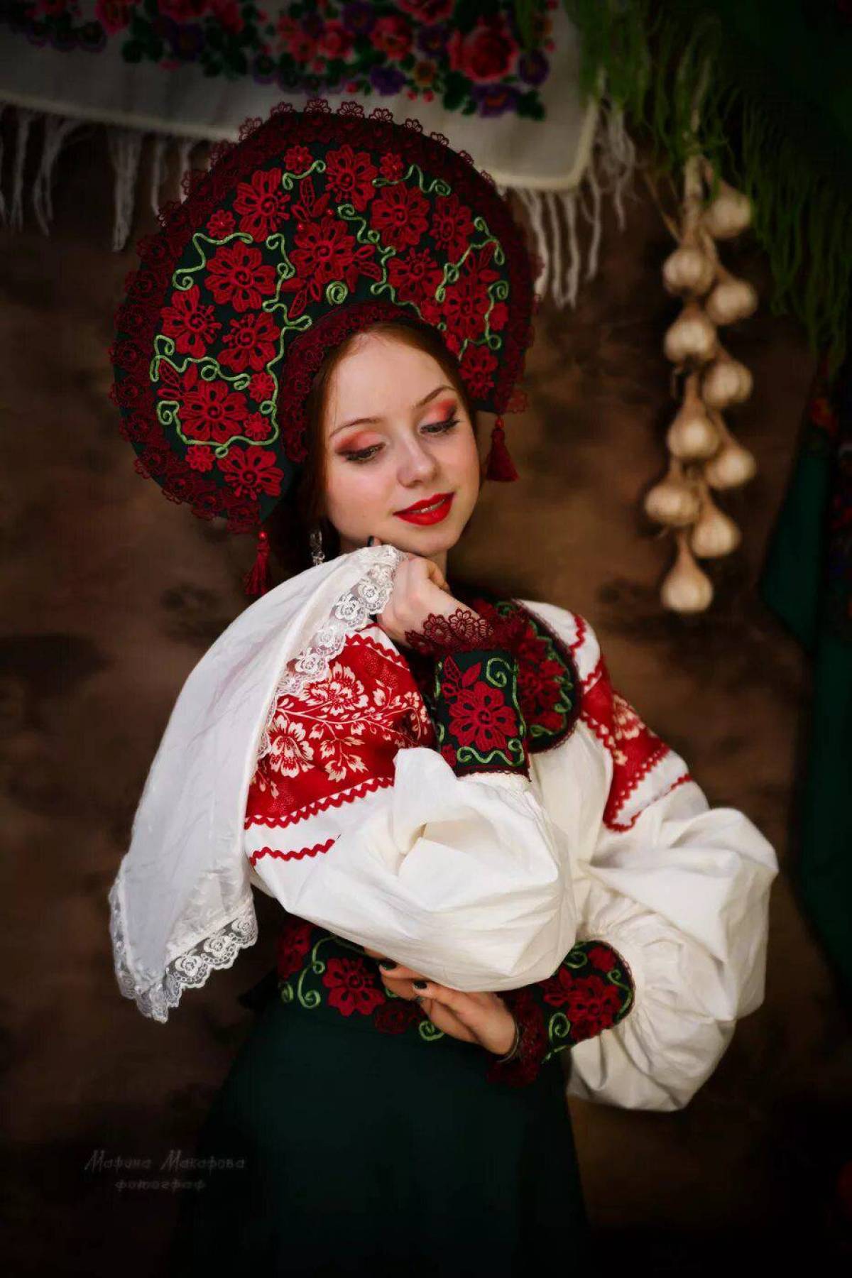 Women in Slavic costumes underwear in Zhongshan
